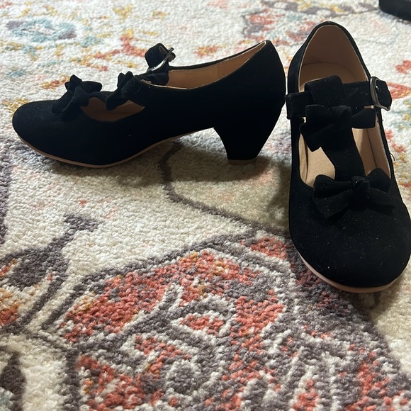 Black Low Heels With Bows and Buckle - Picture 3 of 4